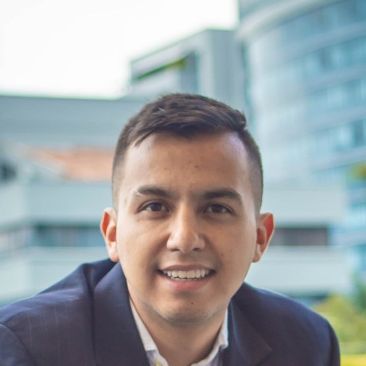 Jonathan Amaya López sonriendo, con saco azul, en Medellín